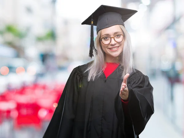 Mujer Rubia Joven Con Uniforme Graduado Sobre Fondo Aislado Sonriendo —  Fotos de Stock