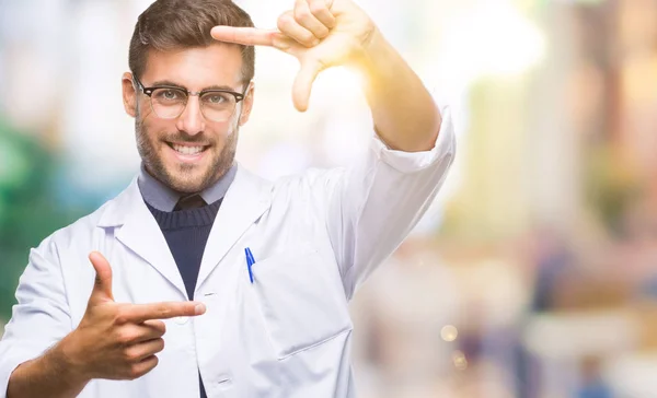 Joven Hombre Guapo Vistiendo Médico Abrigo Científico Sobre Fondo Aislado —  Fotos de Stock