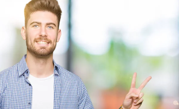 Jovem Homem Loiro Bonito Vestindo Camisa Casual Sorrindo Com Rosto — Fotografia de Stock