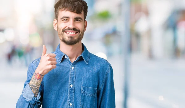 Joven Hombre Guapo Sobre Fondo Aislado Haciendo Pulgares Felices Gesto —  Fotos de Stock