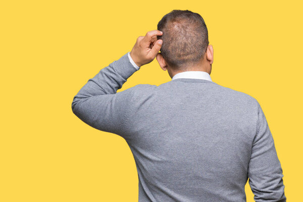 Средневековый бизнесмен в очках на изолированном фоне думает о сомнении с рукой на голове.
