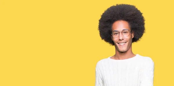 Unga Afroamerikanska Man Med Afro Hår Glasögon Leende Vänliga Erbjudande — Stockfoto