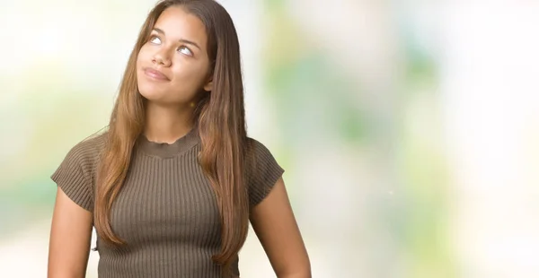 Joven Hermosa Mujer Morena Sobre Fondo Aislado Sonriendo Mirando Lado — Foto de Stock