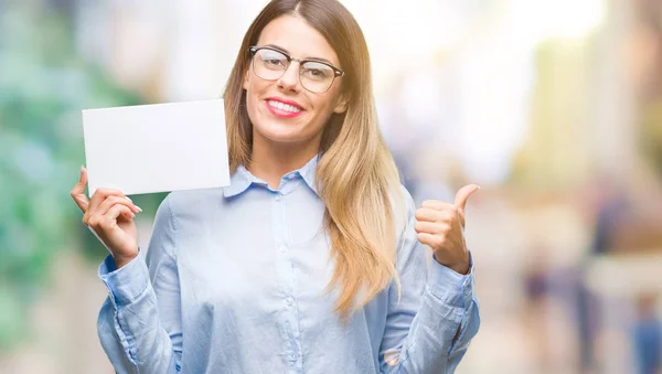 Jovem Mulher Negócios Bonita Segurando Cartão Branco Sobre Fundo Isolado — Fotografia de Stock