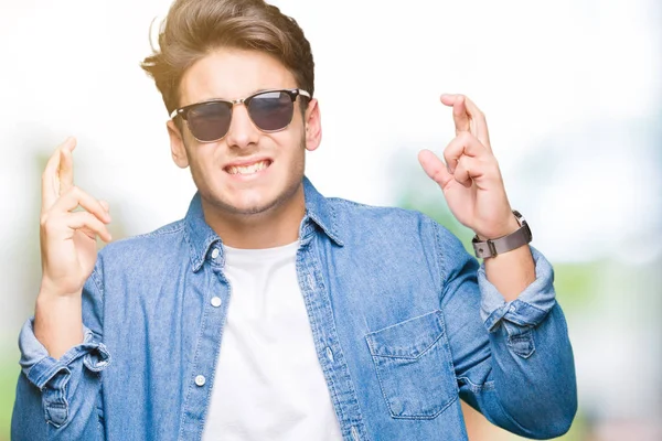 Joven Hombre Guapo Con Gafas Sol Sobre Fondo Aislado Sonriendo —  Fotos de Stock