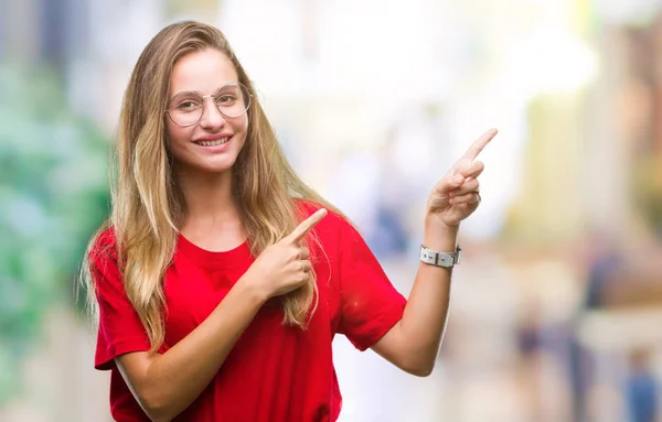 Genç Güzel Sarışın Kadın Gülümseyerek Iki Elleri Parmakları Ile Tarafına — Stok fotoğraf