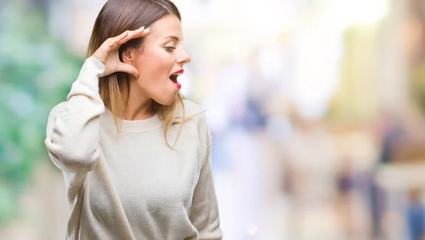 噂やゴシップに審理をリスニングの耳に手を浮かべて隔離された背景に若くてきれいな女性カジュアルな白いセーター 難聴の概念 — ストック写真