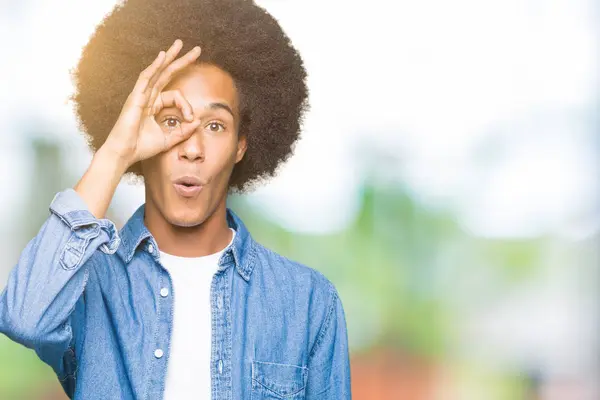 Unga Afroamerikanska Man Med Afro Hår Gör Gest Chockade Med — Stockfoto