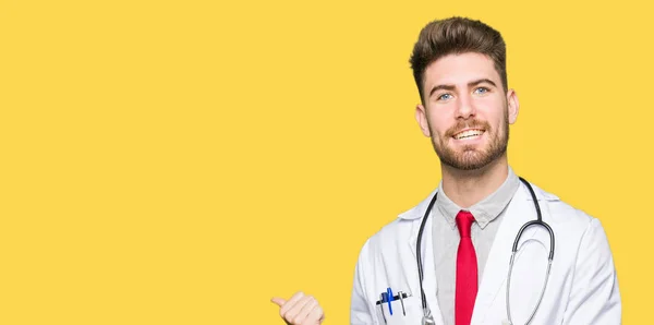 Joven Médico Guapo Con Abrigo Médico Señalando Hacia Atrás Con — Foto de Stock