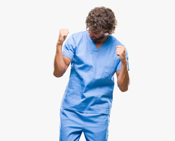 英俊的西班牙裔外科医生的人在孤立的背景下非常高兴和兴奋做赢家手势与手臂举起 微笑和尖叫的成功 庆祝概念 — 图库照片