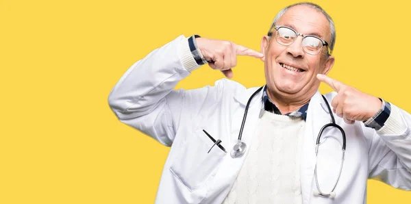 Hombre Guapo Médico Senior Con Abrigo Médico Sonriendo Confiado Mostrando — Foto de Stock