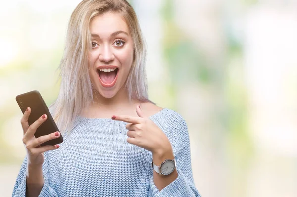 Jovem Loira Enviando Mensagem Usando Smartphone Sobre Fundo Isolado Muito — Fotografia de Stock