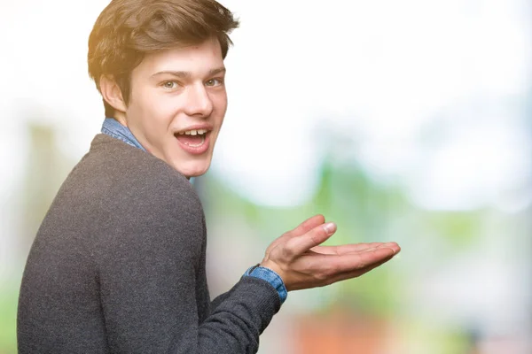 Joven Hombre Elegante Guapo Sobre Fondo Aislado Señalando Lado Con — Foto de Stock