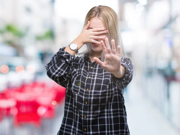 若いブロンドの女性の上分離の手で目を覆っている背景と悲しいとジェスチャーし恐れて停止を行う式 恥ずかしいと負の概念 — ストック写真