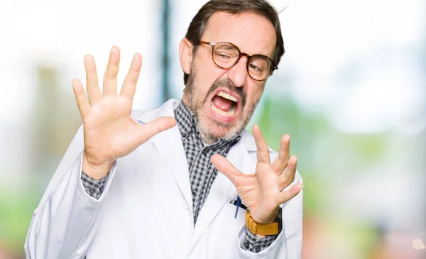 中年医師男性を恐れ 恐怖の手で恐怖式停止ジェスチャーで医療のコートを着てショックで叫んでいます パニックのコンセプト — ストック写真