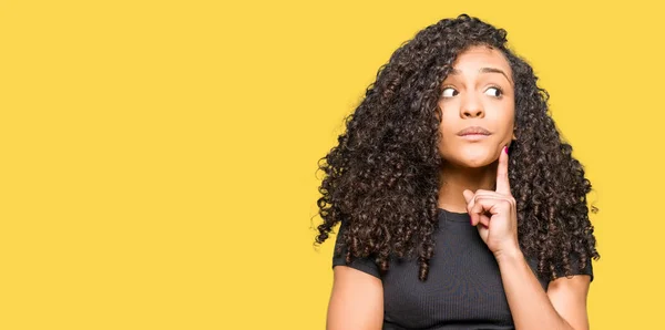 Jeune Belle Femme Aux Cheveux Bouclés Avec Main Sur Menton — Photo