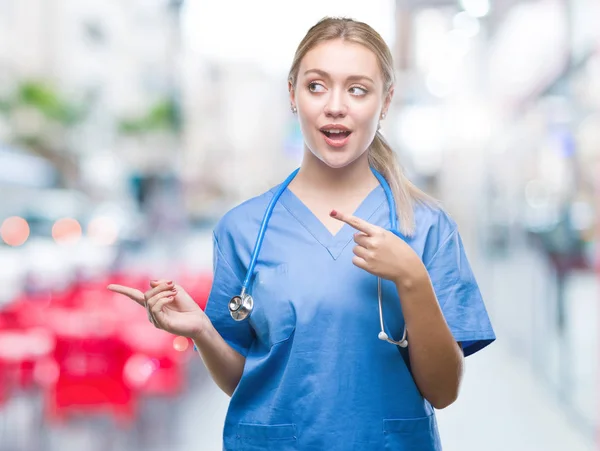 Joven Cirujana Rubia Doctora Sobre Fondo Aislado Sorprendida Sonriendo Cámara — Foto de Stock