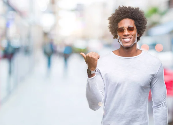 Hombre Afroamericano Con Gafas Sol Sobre Fondo Aislado Sonriendo Con — Foto de Stock