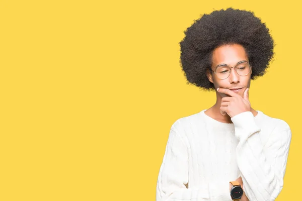 Unga Afroamerikanska Man Med Afrohår Som Bär Glasögon Med Hand — Stockfoto