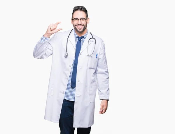 Bonito Jovem Médico Homem Sobre Fundo Isolado Sorrindo Gestos Confiantes — Fotografia de Stock