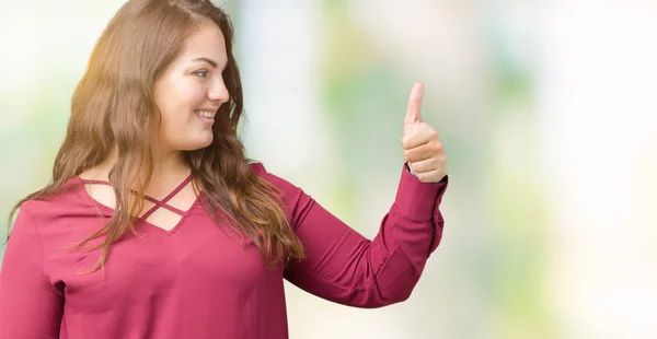 Mulher Bonita Size Jovem Sobre Fundo Isolado Olhando Orgulhoso Sorrindo — Fotografia de Stock