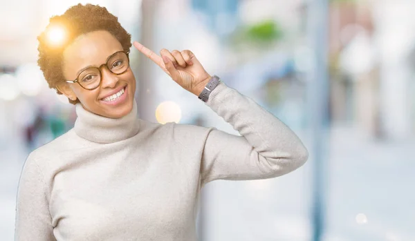 Jovem Mulher Afro Americana Bonita Vestindo Óculos Sobre Fundo Isolado — Fotografia de Stock