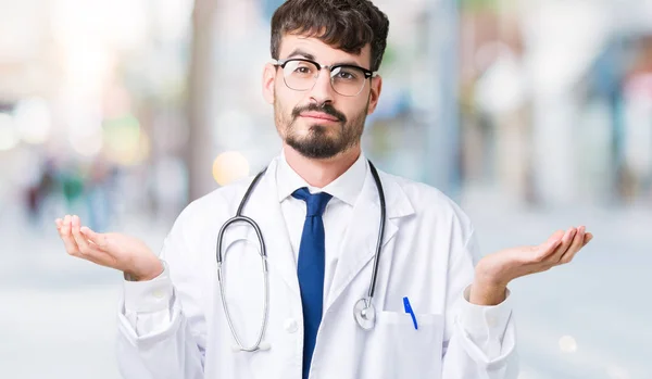 Jeune Médecin Homme Vêtu Manteau Hôpital Sur Fond Isolé Expression — Photo