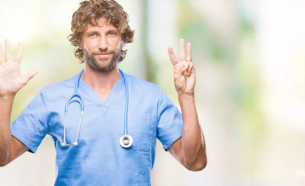 Bonito Cirurgião Hispânico Homem Médico Sobre Fundo Isolado Mostrando Apontando — Fotografia de Stock