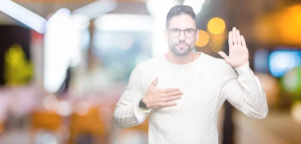 Joven Hombre Guapo Con Gafas Sobre Fondo Aislado Juramento Con —  Fotos de Stock