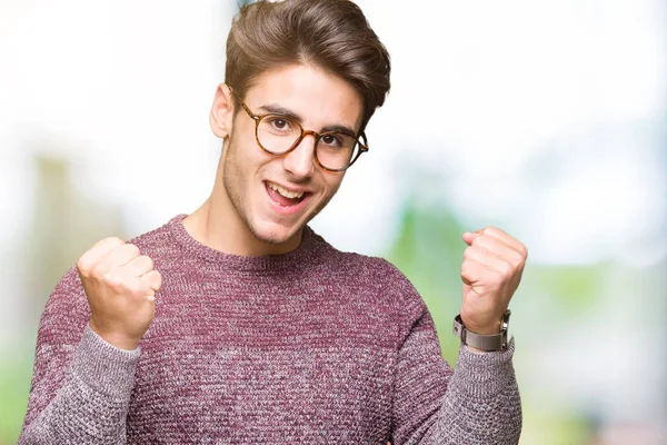 Mladý Pohledný Muž Nosí Brýle Nad Izolované Pozadí Slaví Překvapen — Stock fotografie