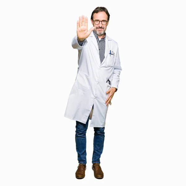 Średnim Wieku Mężczyzn Lekarz Sobie Medycznych Płaszcz Robi Stop Śpiewać — Zdjęcie stockowe