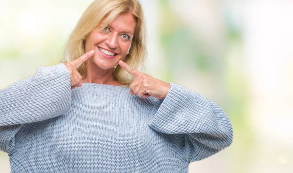 Middelbare Leeftijd Blonde Vrouw Winter Trui Dragen Geïsoleerde Achtergrond Glimlachend — Stockfoto