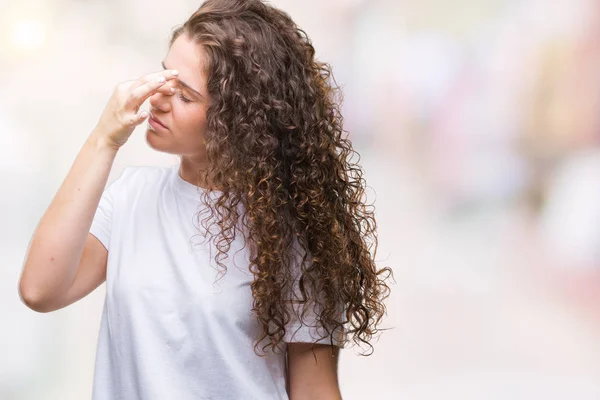 Güzel Esmer Kıvırcık Saçlı Genç Kız Üzerinde Rahat Shirt Giyen — Stok fotoğraf