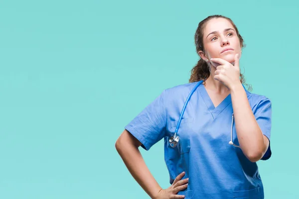 Joven Chica Doctora Morena Vistiendo Uniforme Enfermera Cirujano Sobre Fondo —  Fotos de Stock