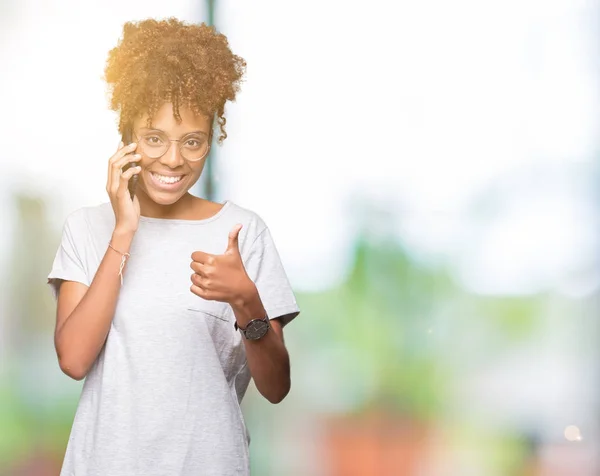 Mujer Afroamericana Joven Hablando Teléfono Inteligente Sobre Fondo Aislado Feliz — Foto de Stock