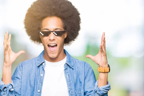 Unga Afroamerikanska Man Med Afro Hår Glasögon Thug Life Firar — Stockfoto