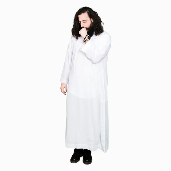 体調不良や風邪や気管支炎の症状として咳を感じ身に着けているイエス キリストの衣装を男します ヘルスケアの概念 — ストック写真