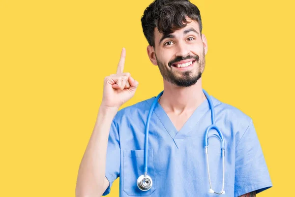 Joven Enfermero Guapo Vistiendo Uniforme Cirujano Sobre Fondo Aislado Apuntando —  Fotos de Stock