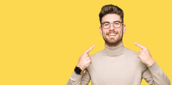 Jovem Homem Negócios Bonito Usando Óculos Sorrindo Confiante Mostrando Apontando — Fotografia de Stock