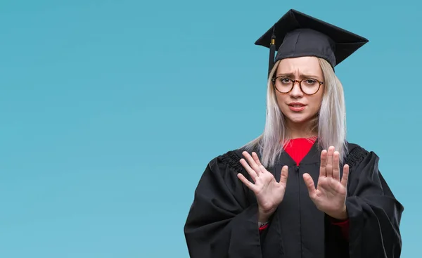Unga Blonda Kvinnan Bär Graduate Uniform Över Isolerade Bakgrund Äcklade — Stockfoto