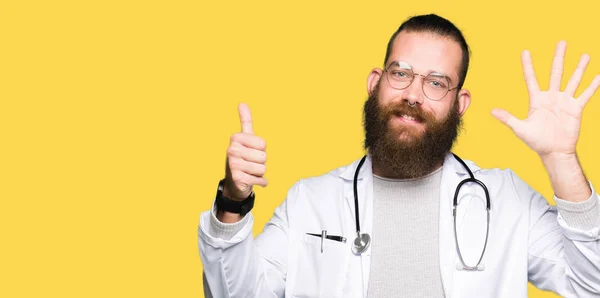 Mladá Blonďatá Lékař Muž Vousy Nosit Lékařské Kabát Ukazující Směřující — Stock fotografie