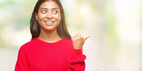 Giovane Bella Araba Donna Indossa Maglione Invernale Sfondo Isolato Sorridente — Foto Stock