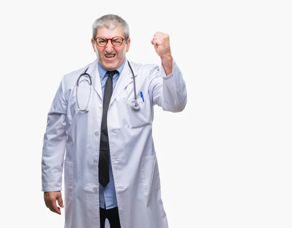 Bonito Médico Sênior Homem Sobre Fundo Isolado Irritado Louco Levantando — Fotografia de Stock