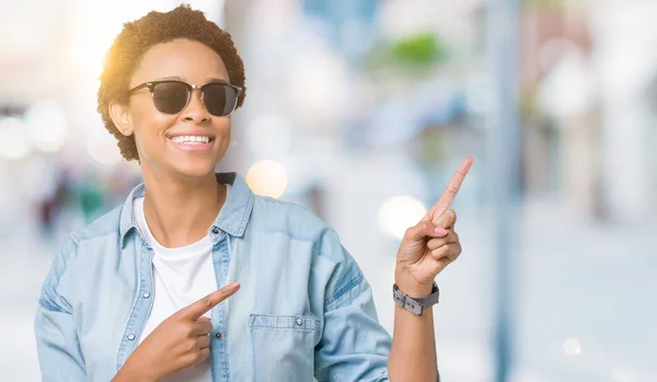 Vackra Unga Afroamerikanska Kvinnan Bär Solglasögon Över Isolerade Bakgrund Leende — Stockfoto