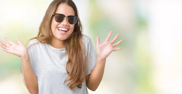 Junge Schöne Brünette Frau Mit Sonnenbrille Über Isoliertem Hintergrund Feiert — Stockfoto