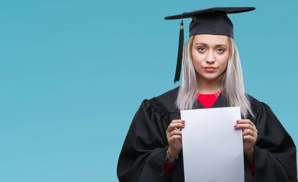 Jovem Loira Vestindo Uniforme Graduado Segurando Grau Sobre Fundo Isolado — Fotografia de Stock