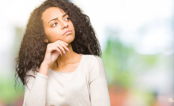 Junges Schönes Mädchen Mit Lockigem Haar Trägt Lässigen Pullover Mit — Stockfoto