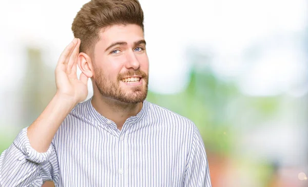 Pemuda Tampan Tersenyum Dengan Tangan Atas Telinga Mendengarkan Rumor Atau — Stok Foto