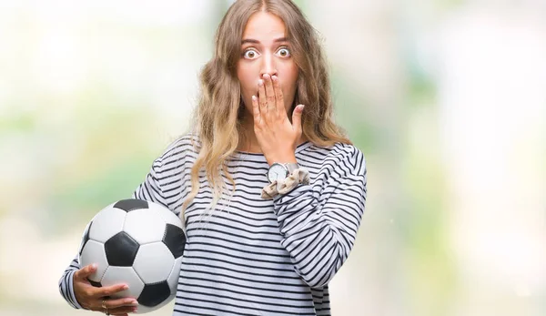 Красивая Молодая Блондинка Держащая Футбольный Мяч Изолированном Заднем Плане Прикрывает — стоковое фото