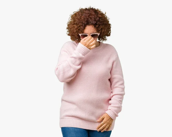 Beautiful Middle Ager Senior Woman Wearing Pink Sweater Sunglasses Isolated — Stock Photo, Image